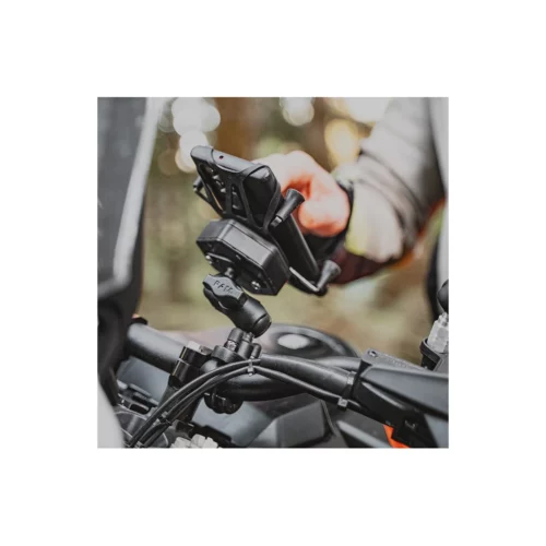 RAM-B-149Z-A-UN10-462 in use on motorcycle with phone inside